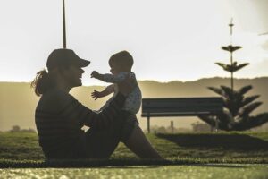 Mama mit Baby. Online Rückbildungskurs - Trend oder eine echte Alternative?