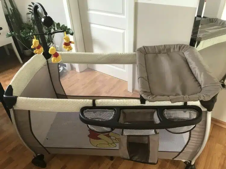 höhenversellbares Reisebett für Babys.