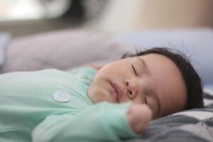 Der passende Babyschlafsack. Foto eines schlafenden Babys im Schlafsack.