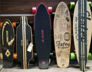 Foto von 5 E-Skateboards