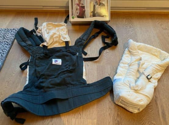 Eine Babytrage mit Neugeboreneneinsatz.