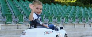 Elektroauto - elektronisches Kinderauto mit Kind