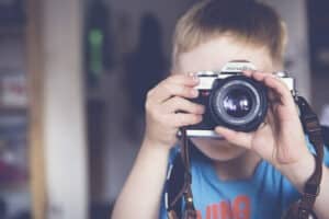 Fotografieren lernen für Kinder. Kind mit Kamera.