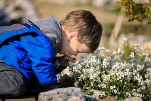 Kinder im Garten.