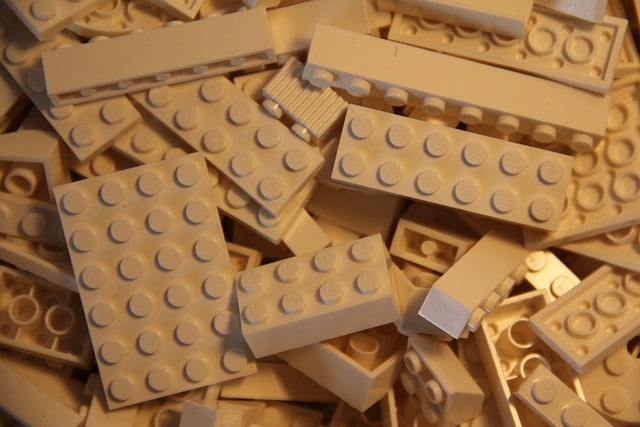 Bauen mit LEGOs soll Spaß machen, also sei nicht zu frustriert, wenn es nicht so schnell klappt, wie du es gerne hättest. Es braucht Zeit und Übung, um gut darin zu werden, also entspanne dich und genieße den Prozess.