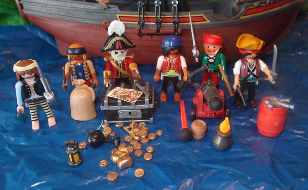 Jedes Playmobil Piratenschiff verfügt über eine Altersangabe oder besser gesagt Empfehlung und einer Angabe über die Eignung für das jeweilige Alter. 