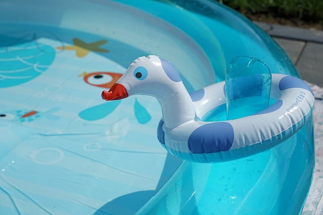 Mini-Planschbecken und Mini-Pools fürs Baby bieten eine wunderbare Abkühlung. Aber worauf solltest du unbedingt beim Kauf achten? Auf dem Foto: Ein überdachter Mini-Pool für Babys.