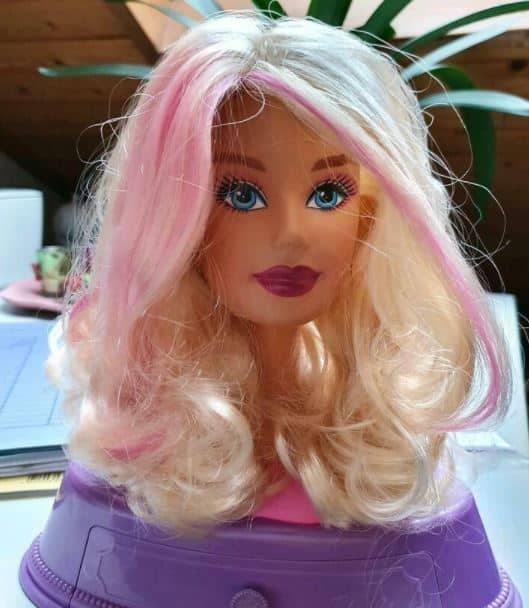 Ein Barbie Frisierkopf.