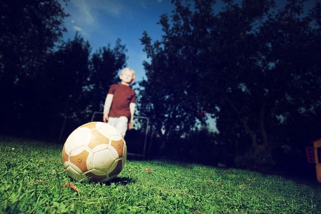 Fußballspeilen macht riesen Spaß! Noch mehr, wenn der Ball in das passende Fußballtor für Kinder geht!