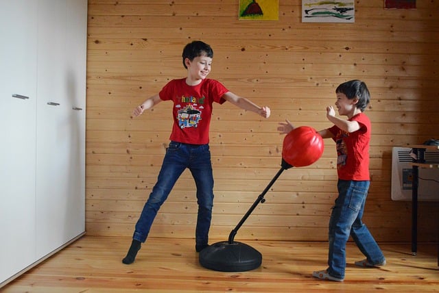 Zwei Kinder am Punchingball.