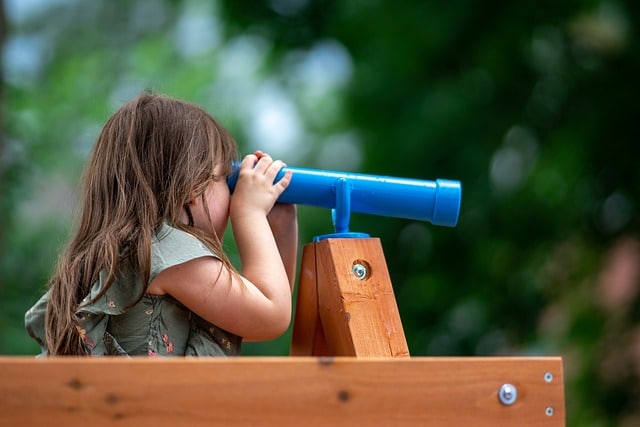 Für Anfänger sind Teleskope mit einer geringeren Vergrößerung, z. B. x30, x40 oder x50, besser geeignet, während fortgeschrittene Kinder Teleskope mit einer höheren Vergrößerung, z. B. x70 oder x100, bevorzugen.