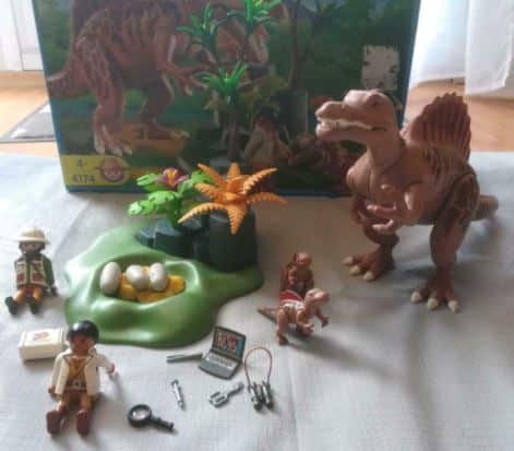 Schon für die Kleinsten gibt es Dinosaurier-Spielzeug, z.B. von Playmobil. 