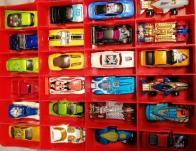 Spielzeugautos in einem Koffer.