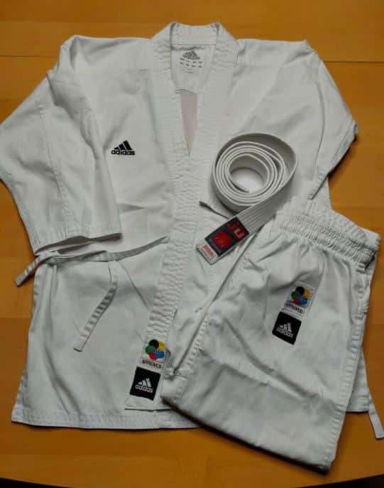 Der Karateanzug besteht in seiner Grunduniform in der Regel aus einer Hose, einer Jacke, einem weißen Gürtel und einem Aufnäher oder einer Stickerei auf der Jacke.