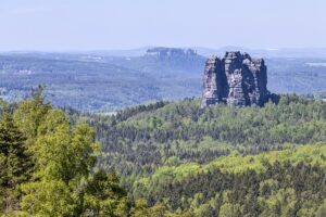 Wandern in der Sächsischen Schweiz mit einer Babytrage.