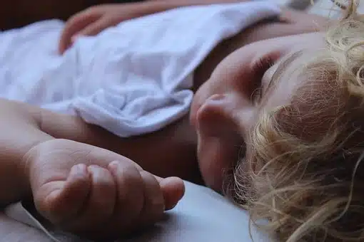 Erleichtertes Stillen: Dies ist der Grund, den die meisten Eltern nennen, die mit ihrem Baby schlafen. Studien zeigen, dass Mütter, die das Bett mit ihrem Baby teilen, häufiger und etwa dreimal so lange stillen.
