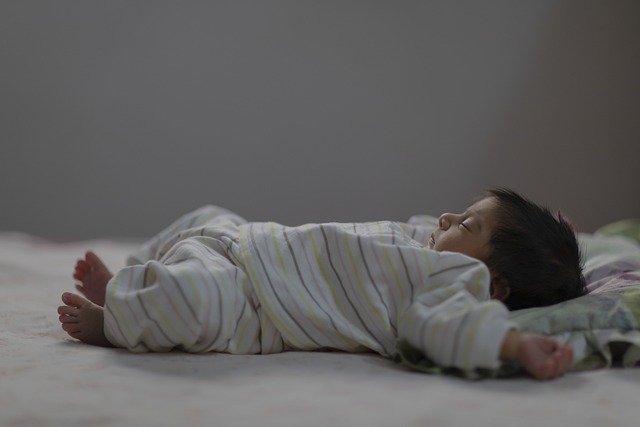 Das gemeinsame Schlafen im Bett ermöglicht es den Eltern, ihr Baby in den ersten Monaten zu füttern oder zu trösten, ohne aufstehen zu müssen.