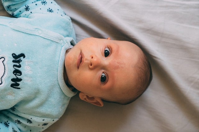 Damit Babys nachts nicht ersticken, sollte die Matratze fest und nicht zu weich und damit deutlich fester als Erwachsene sein.