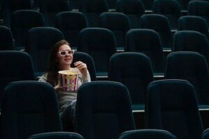 Frau im Kino.