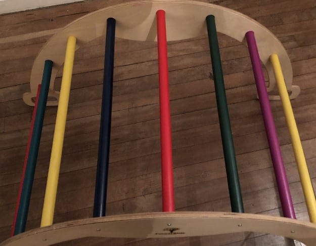 Kletterbögen sind perfekt für Kinder, weil sie verschiedene Bereiche des Gehirns stimulieren, während sie neue Fähigkeiten erlernen.