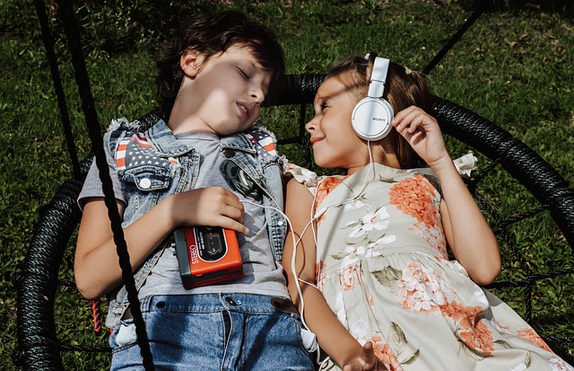 Zusammen Musik hören mit einem CD Player für Kinder stärkt die Freundschaft.