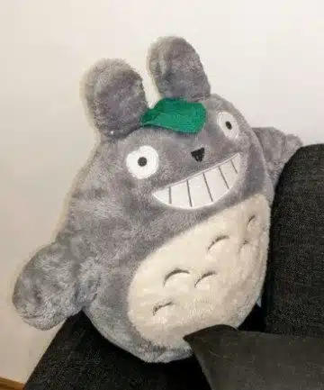 Kuscheltier Mein Nachbar Totoro auf dem Sofa.
