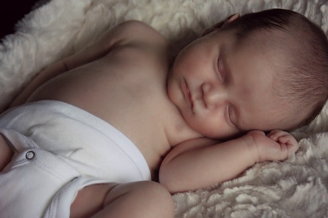 Wenn Ihr Kind schläft, produziert sein Gehirn ein Protein namens Wachstumshormon (hGH). Es ist daher natürlich, dass er während eines Wachstumsschubs mehr Schlaf braucht. Nutzen Sie die Gelegenheit, sich auch auszuruhen.