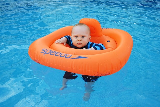 Baby im Wasser mit Schwimmring.