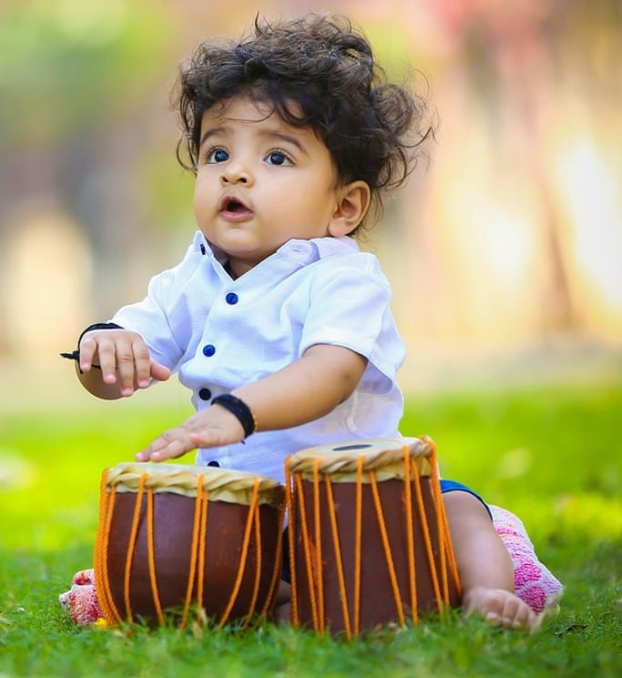 Du solltest darauf achten, dass die Trommel groß genug ist, damit dein Baby damit spielen kann, aber nicht so groß, dass es überfordert ist.