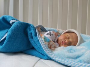 Rangliste bestes Beistellbett: Baby schläft im Beistellbett.