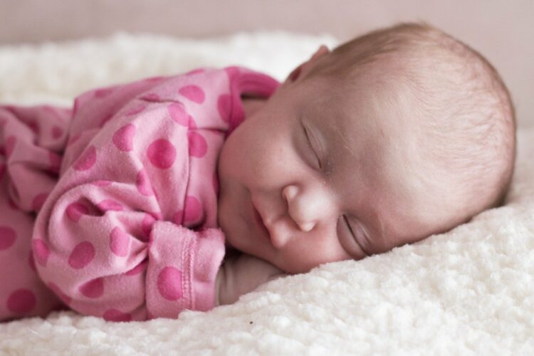 Sind Bettumrandungen fürs Babybett gefährlich?