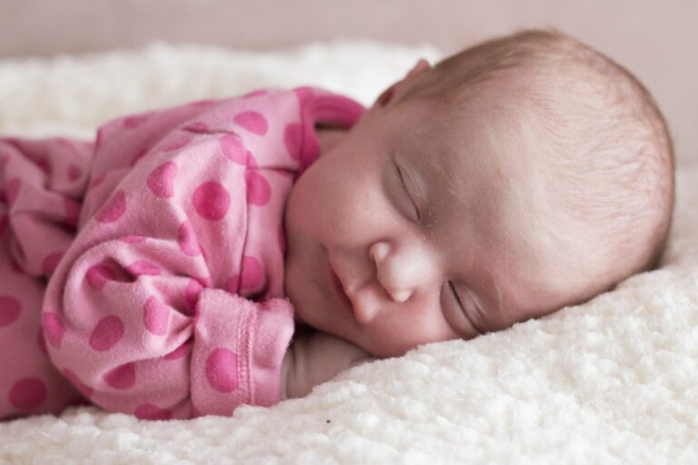 Sind Bettumrandungen für Babybetten gefährlich?