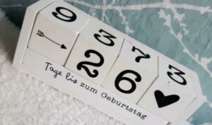 Countdown bis zum Baby aus Holzwürfeln.