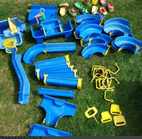Wasserbahnen für Kinder sind meist in Einzelteile zerlegbar.