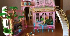 Barbie Schloss zusammenklappbar.