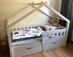 Hausbett mit Rausfallschutz und Schubladen.