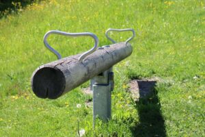 Gartenwippe für Kinder aus Holz.