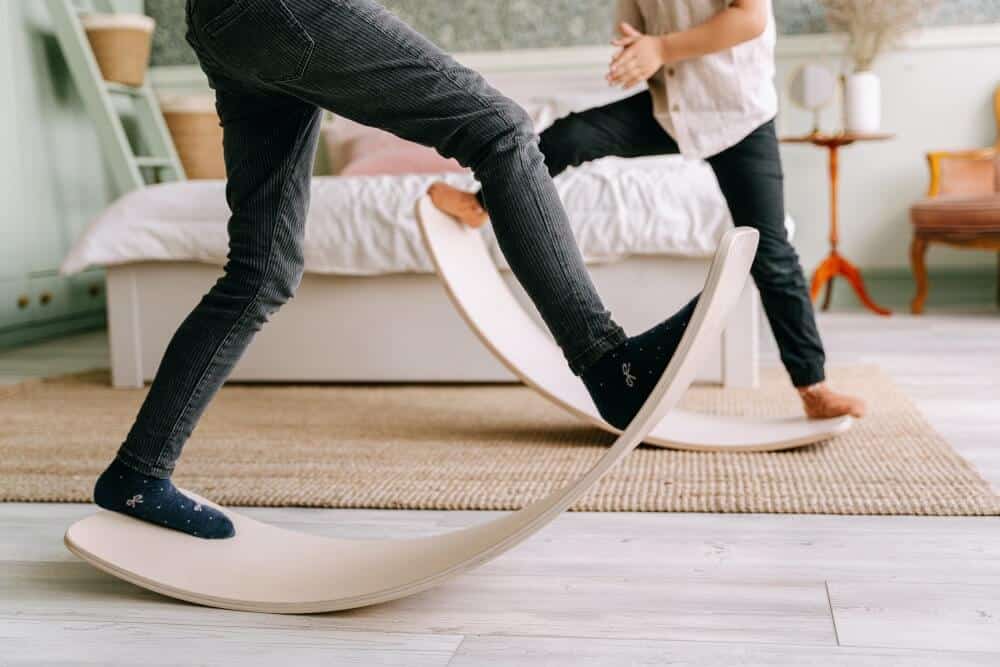 Gleichgewicht halten auf dem Balance Board für Kinder.