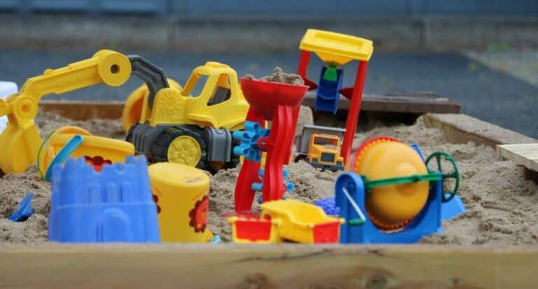 Sandkasten Spielzeuge! Wo soll man sie aufbewahren?