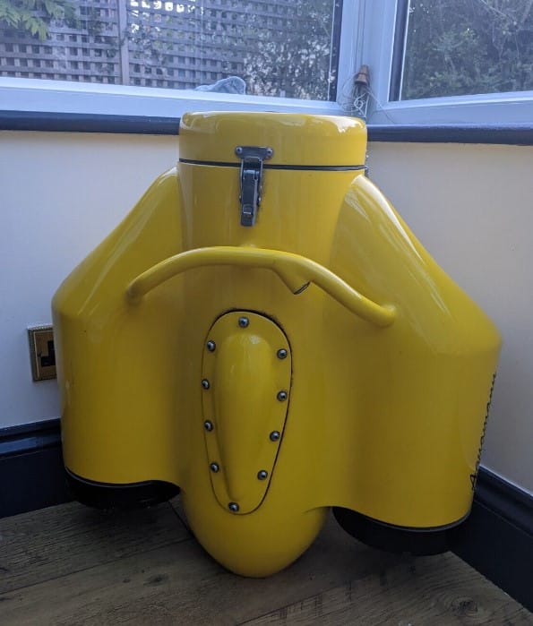 großer gelber Unterwasser-Scooter.