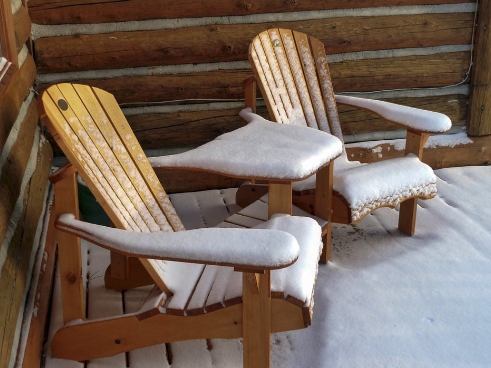 Amerikanischer Gartenstuhl aus Holz im Winter.