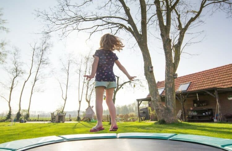 Kinder lieben das springen auf einem 305 cm Trampolin.