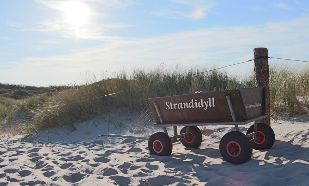 Auch am Strand ist ein Bollerwagen mit Luftreifen ideal.