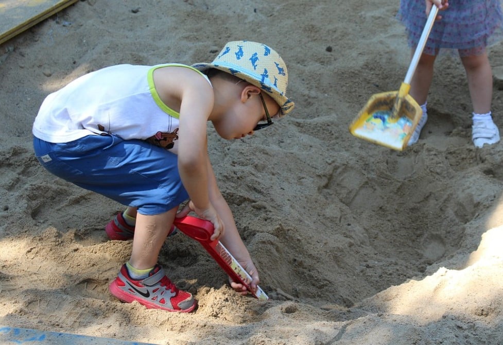 Der 2m x 2m Sandkasten ist eine großartige Möglichkeit für Kinder, ihre Kreativität zu erforschen und ihre Fantasie zu nutzen.