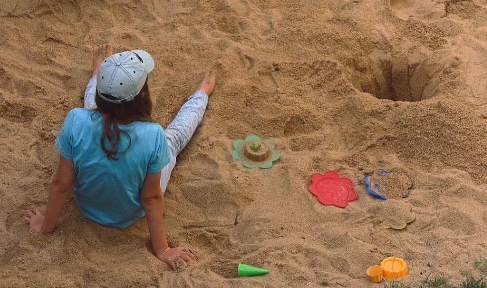 Das Spielen im Sand hilft Kindern auch, ihre Feinmotorik und ihre Hand-Augen-Koordination zu entwickeln.