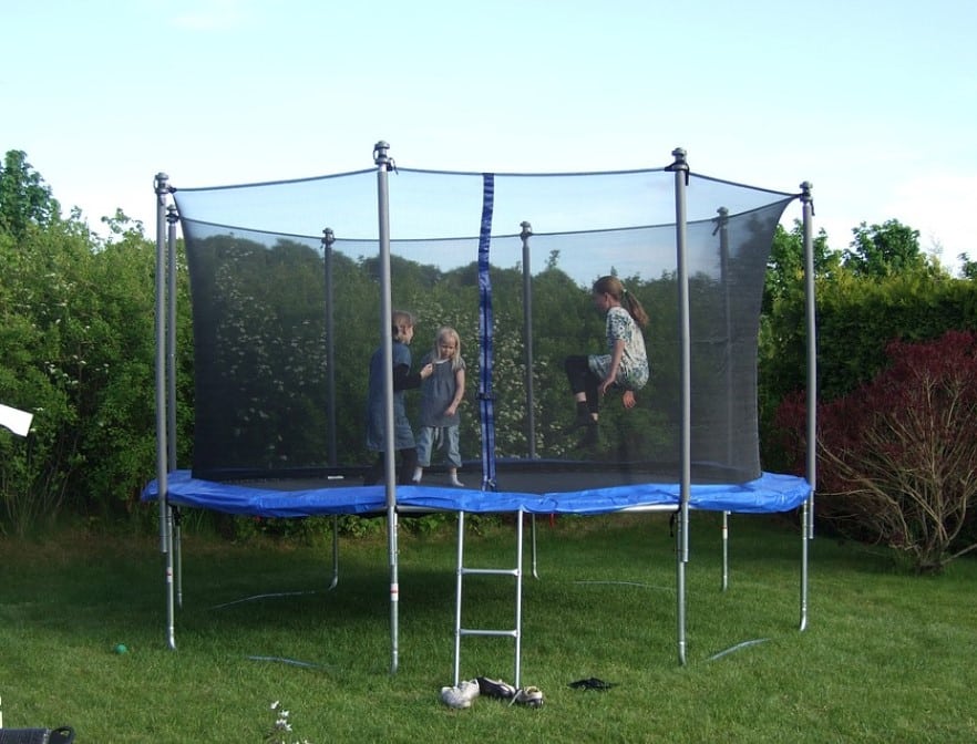 Trampolin springen auf einem 305 cm Trampolin macht Spaß.