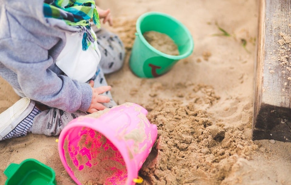 Ein Sandkasten ist ein toller Ort zum Spielen, denn er macht Spaß, ist sicher und es wird nie zu heiß oder kalt