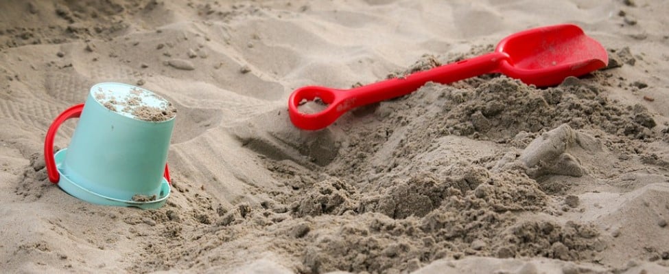 Welche Art von Abdeckung für deinen Sandkasten am besten geeignet ist, hängt von der Art des Sandkastens und dem Klima ab, in dem du lebst.