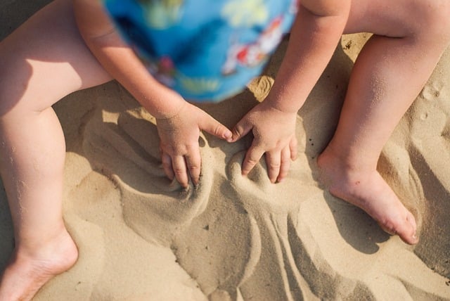 Eine der besten Methoden, um sicherzustellen, dass dein Kind Spaß am Sandkastenspiel hat, ist, wenn du selbst mitmachst!