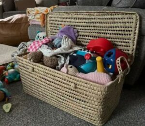 Wohin nur mit dem ganzen Spielzeug? Aufbewahrungskisten helfen das Kinderzimmer besser zu organisieren und schnell in Ordnung zu bringen.